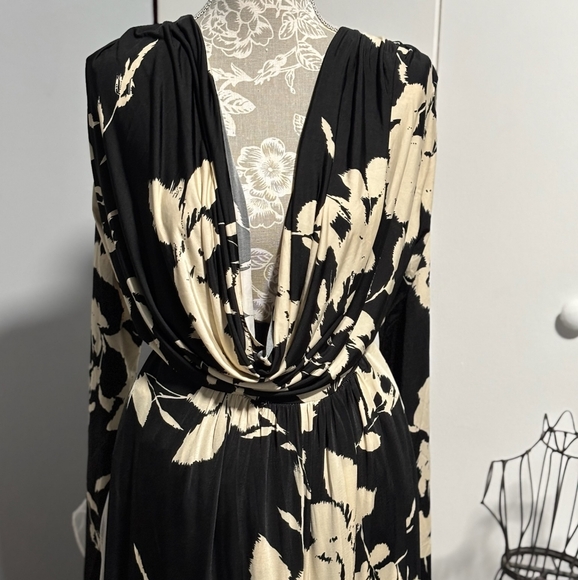 Elegant Black and Cream Floral Pants Suit - Picture 4 of 9